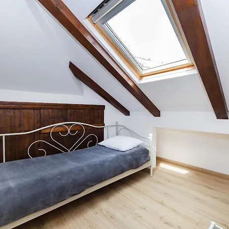 Nikky 2br Apt. In Old Town Centre Daire *