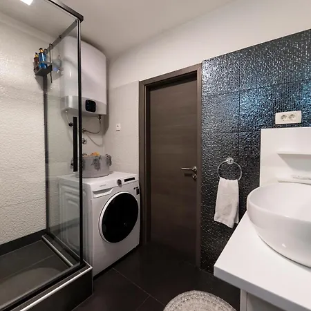 Nikky 2br Apt. In Old Town Centre Апартаменти *