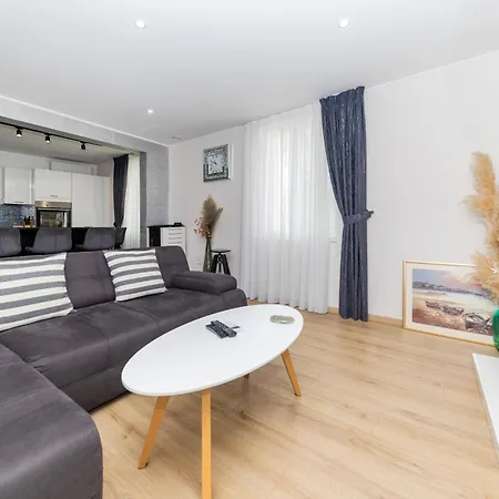 Nikky 2br Apt. In Old Town Centre Задар