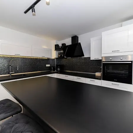Nikky 2br Apt. In Old Town Centre Апартаменти