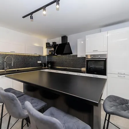 Nikky 2br Apt. In Old Town Centre Апартаменти Задар