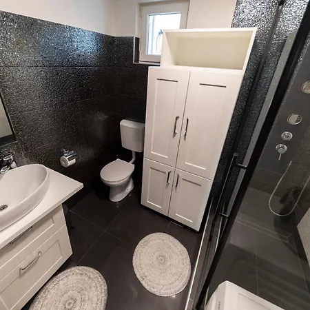 Nikky 2br Apt. In Old Town Centre Апартаменти