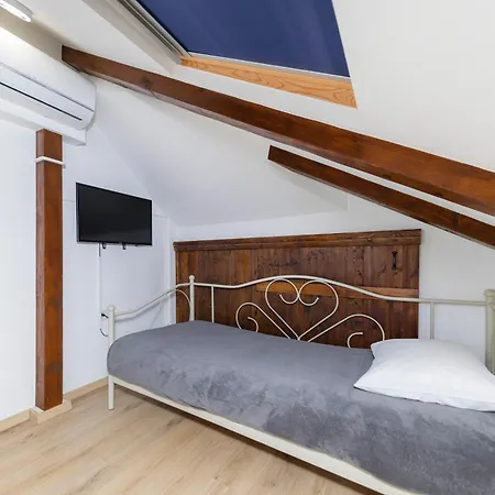 Nikky 2Br Apt. In Old Town Centre Apartment *